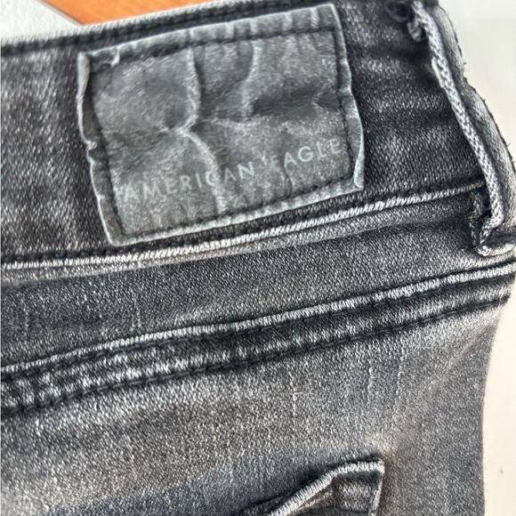 💜 American Eagle Women's Cropped Gray Artist Distressed Jeans - Picture 5 of 7